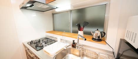 Tủ lạnh, lò vi sóng, bếp nấu, dụng cụ nấu nướng/bát dĩa/dao nĩa