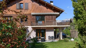 A two-story wooden house with a balcony, a covered porch, and a well-maintained garden. - Rare, Cozy "loft type" studio with terrace and garden in the heart of St Jorioz. (Saint-Jorioz)