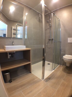 Dusche, Haartrockner, Handtücher, Toilettenpapier