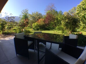 Outdoor dining - Rare, Cozy "loft type" studio with terrace and garden in the heart of St Jorioz. (Saint-Jorioz)