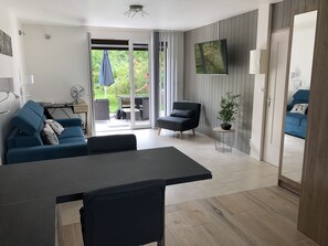 TV - Rare, Cozy "loft type" studio with terrace and garden in the heart of St Jorioz. (Saint-Jorioz)