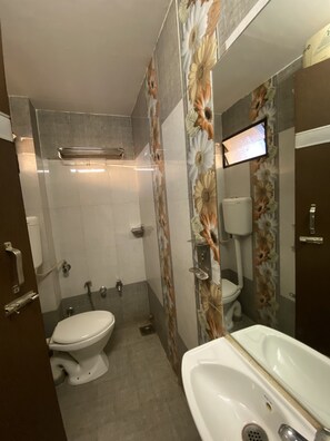 Deluxe-Zimmer | Badezimmer | Dusche, Handtücher