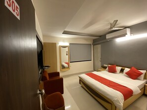 Deluxe Room | Egyptian cotton sheets, premium bedding, down duvets, pillow-top beds - Hotel Riverfront (Ahmedabad)