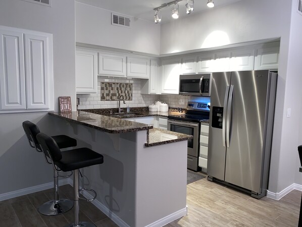 Fridge, microwave, oven, stovetop - Modern Condo in Mesquite NV by Casinos and Golf Courses (Mesquite)