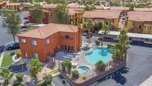 Un hôtel doté d’une piscine, de plusieurs balcons et d’un parking.