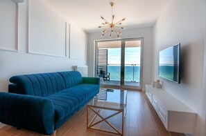 Apartment (Sailor) | Living room | 45-inch Smart TV with satellite channels, TV - Apartament Sailor z widokiem na morze - Nadmorski Luksus (Ustronie Morskie)