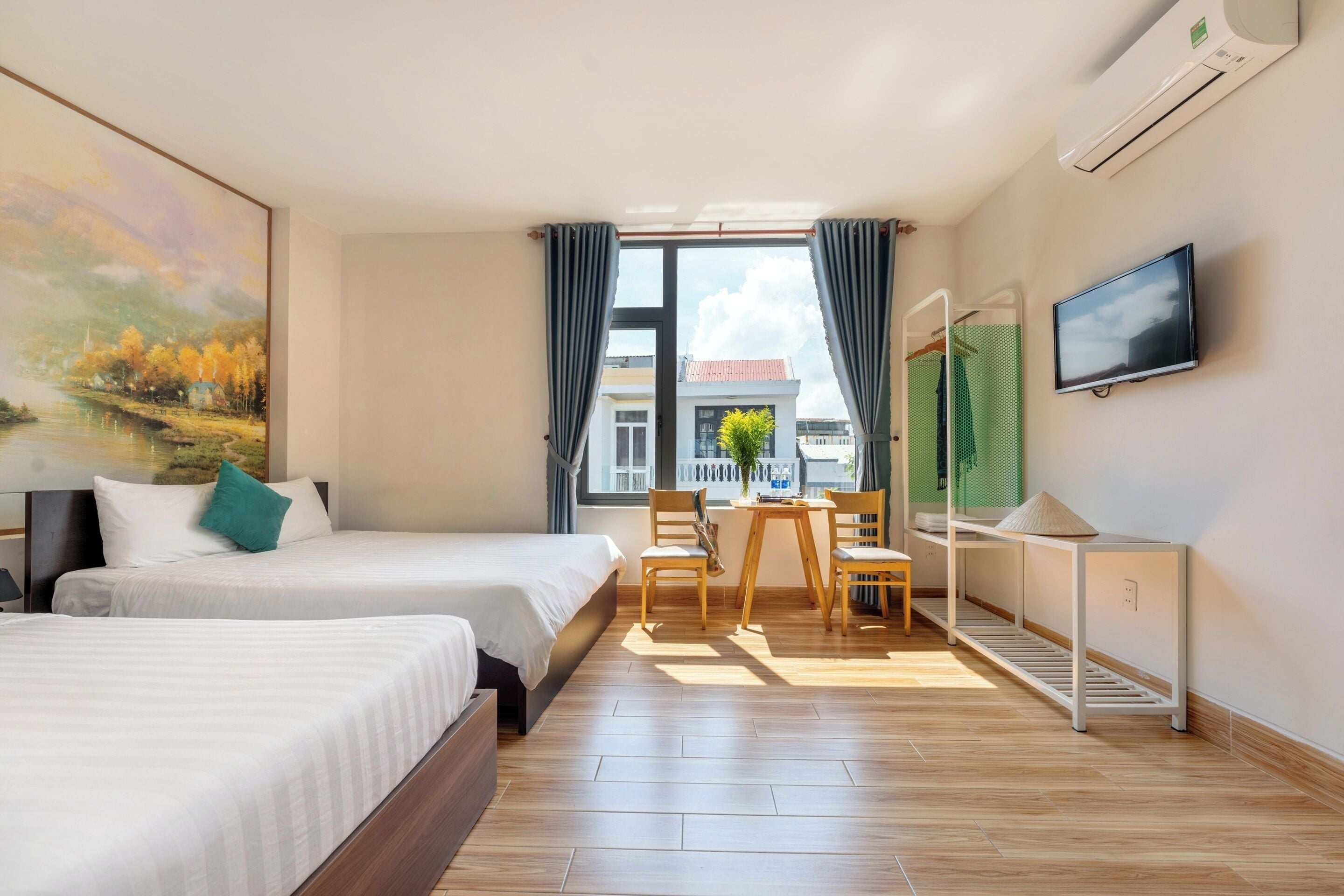 Driepersoonskamer, uitzicht op de stad | Een minibar, een bureau, een strijkplank/strijkijzer, gratis wifi