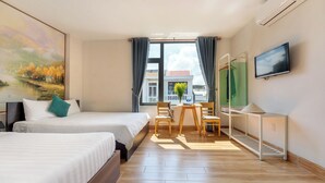 Familierom, byutsikt | Minibar, skrivebord, strykejern/-brett og wi-fi (inkludert)