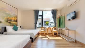 Driepersoonskamer, uitzicht op de stad | Een minibar, een bureau, een strijkplank/strijkijzer, gratis wifi