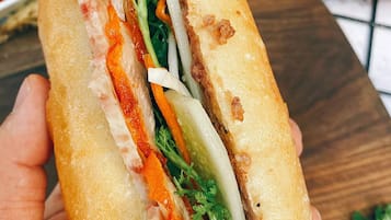 Petit déjeuner continental servi en supplément les week-ends