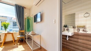 Familierom, byutsikt | Minibar, skrivebord, strykejern/-brett og wi-fi (inkludert)