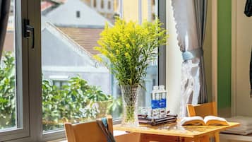Driepersoonskamer, uitzicht op de stad | Uitzicht vanuit de kamer