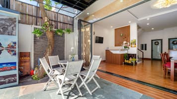 32-inch flat-screen TV with cable channels, TV