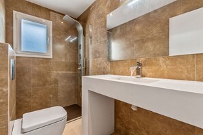 Douche, sèche-cheveux, serviettes fournies