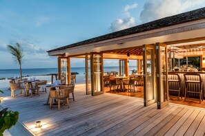 4 間餐廳，供應早餐、午餐和晚餐，生食