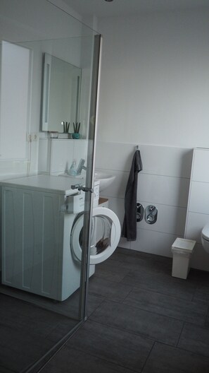 Shower, towels, soap, toilet paper - Small cozy apartment (Bergen)