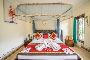 Villa Deluxe | Decoración personalizada, muebles diferentes y escritorio 