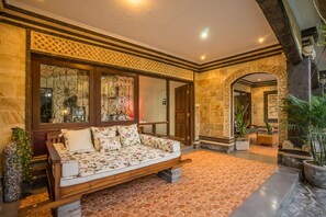 Área de estar no saguão