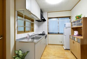 公寓, 非吸煙房 (1st Floor) | 私人廚房 | 雪櫃、微波爐、爐具、電熱水壺