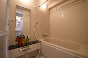Apartment | Badezimmer | Duschwanne, kostenlose Toilettenartikel, Haartrockner, Hausschuhe