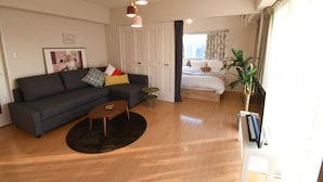 Een moderne woonkamer met een bank, salontafel en een tv-meubel.