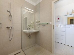 Apartment | Bathroom | Shower, towels - Heritage Apartment in Lutzmannsburg With Swimming Pond (Lutzmannsburg)