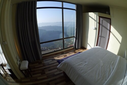 The Cliff House Serviced Apartment with Great Views