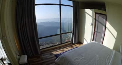 The Cliff House Serviced Apartment with Great Views