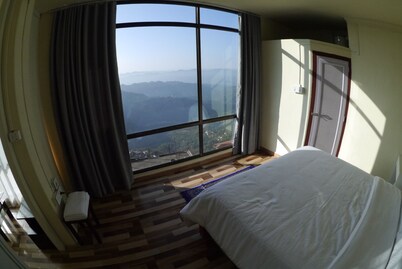 The Cliff House Serviced Apartment with Great Views