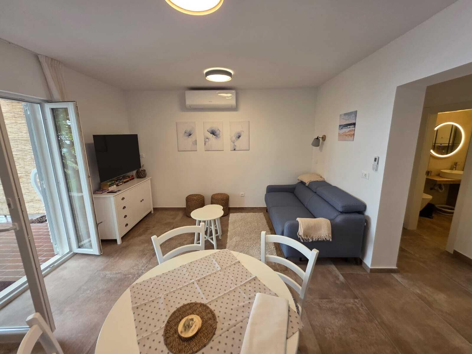 Apartment | Wohnbereich | 82-cm-LCD-Fernseher mit Satellitenempfang, Fernseher
