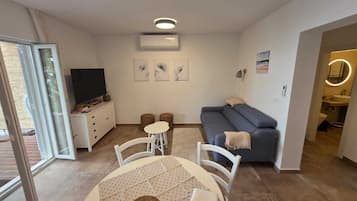 Appartement | Coin séjour | Télévision LCD de 82 cm avec chaînes par satellite, télévision