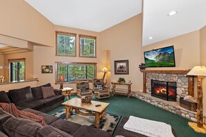 Télévision à écran plat, cheminée, lecteur de DVD, baby-foot