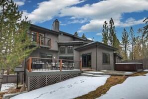 Exterior - Evergreen Manor by Destination Big Bear: Massive Luxury Retreat Close to Both Ski Resorts! Private Hot Tub! Game Room! (Big Bear Lake)