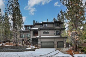 Exterior - Evergreen Manor by Destination Big Bear: Massive Luxury Retreat Close to Both Ski Resorts! Private Hot Tub! Game Room! (Big Bear Lake)