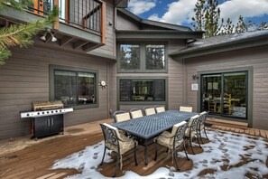 Outdoor dining - Evergreen Manor by Destination Big Bear: Massive Luxury Retreat Close to Both Ski Resorts! Private Hot Tub! Game Room! (Big Bear Lake)