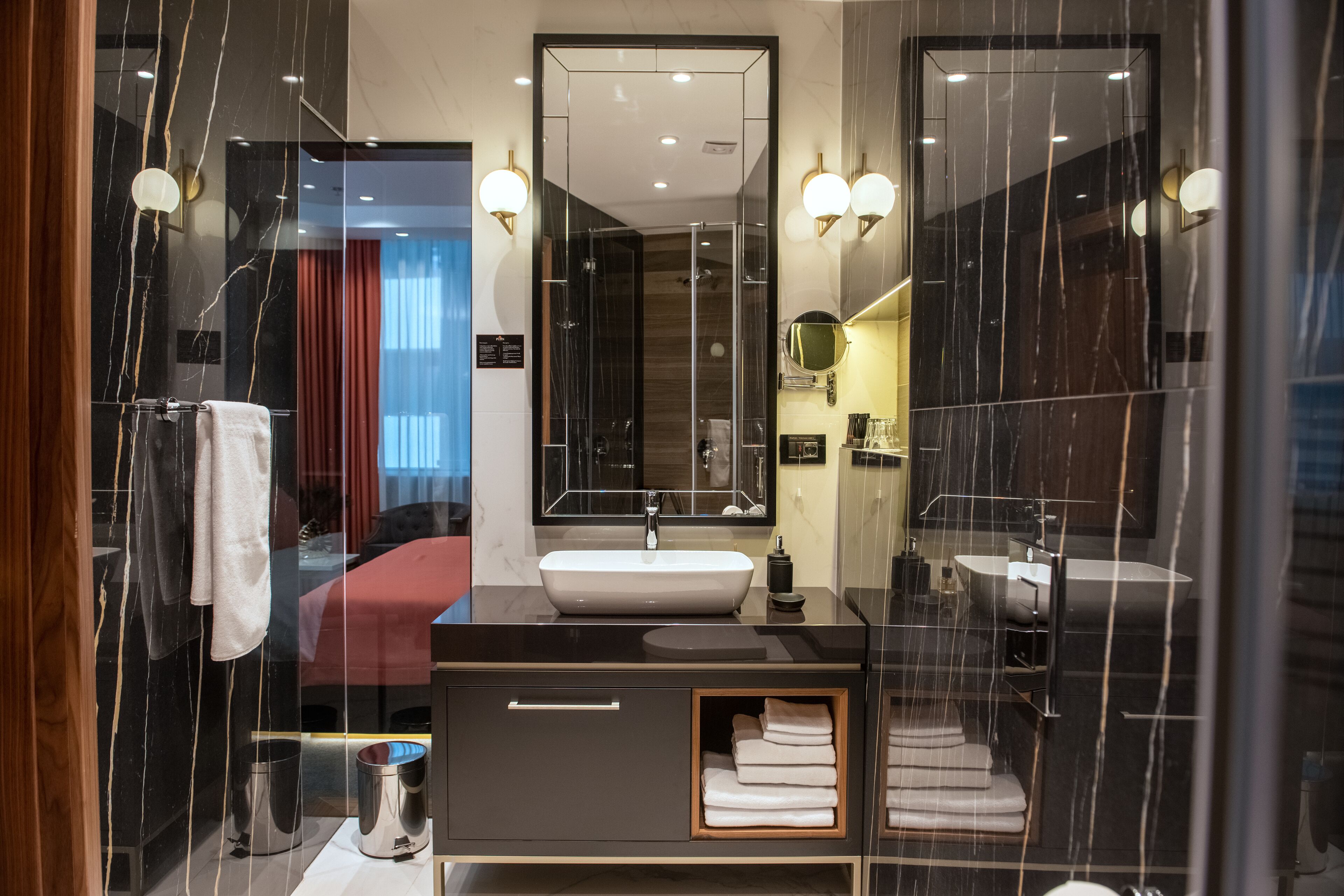 Chambre Double Supérieure | Salle de bain | Douche, articles de toilette gratuits, sèche-cheveux, peignoirs