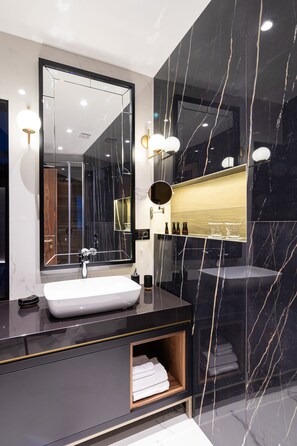 Shower, free toiletries, hair dryer, bathrobes - Hotel Pupin (Novi Sad)