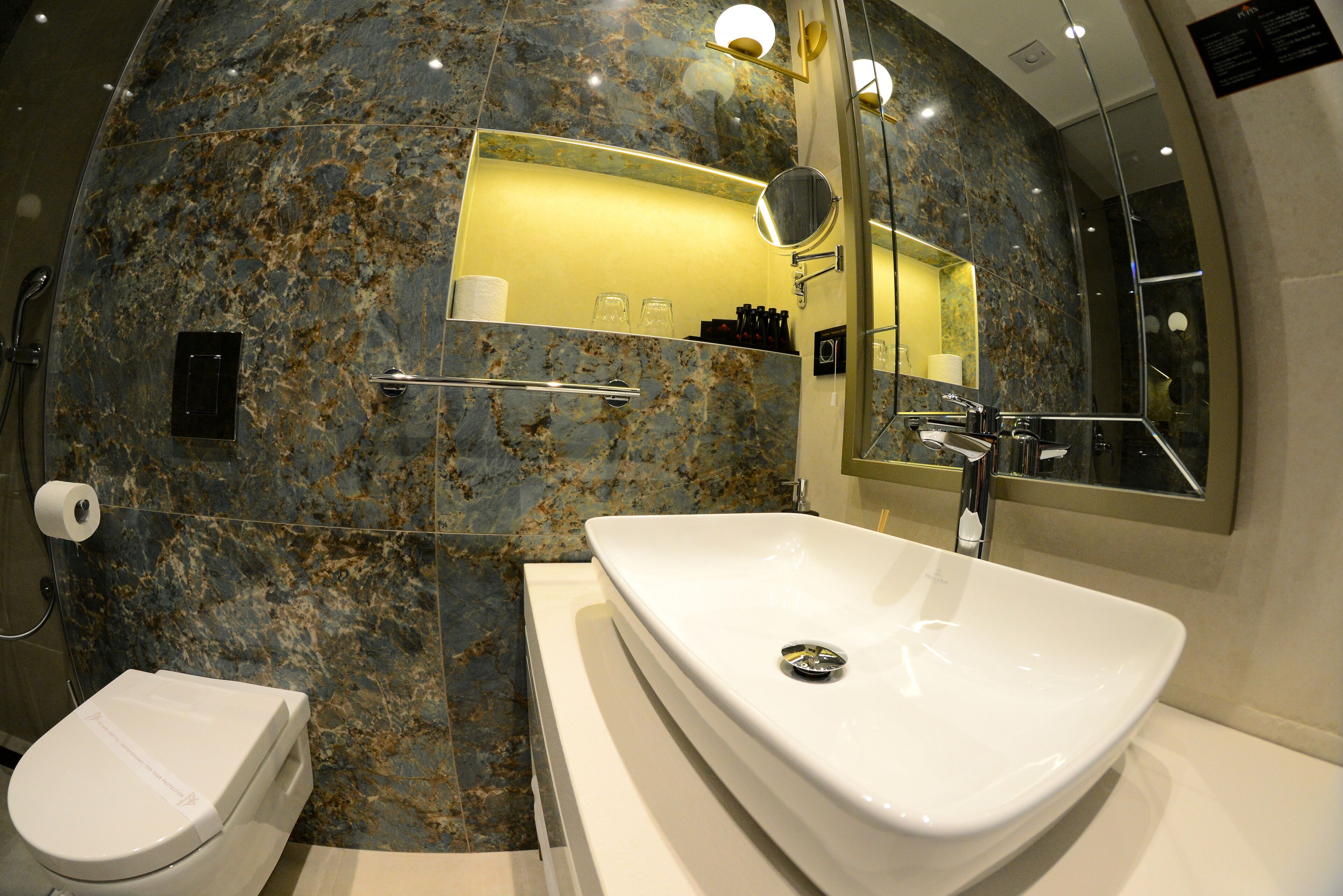 standard double room | bathroom | shower, free toiletries, hair dryer, bathrobes