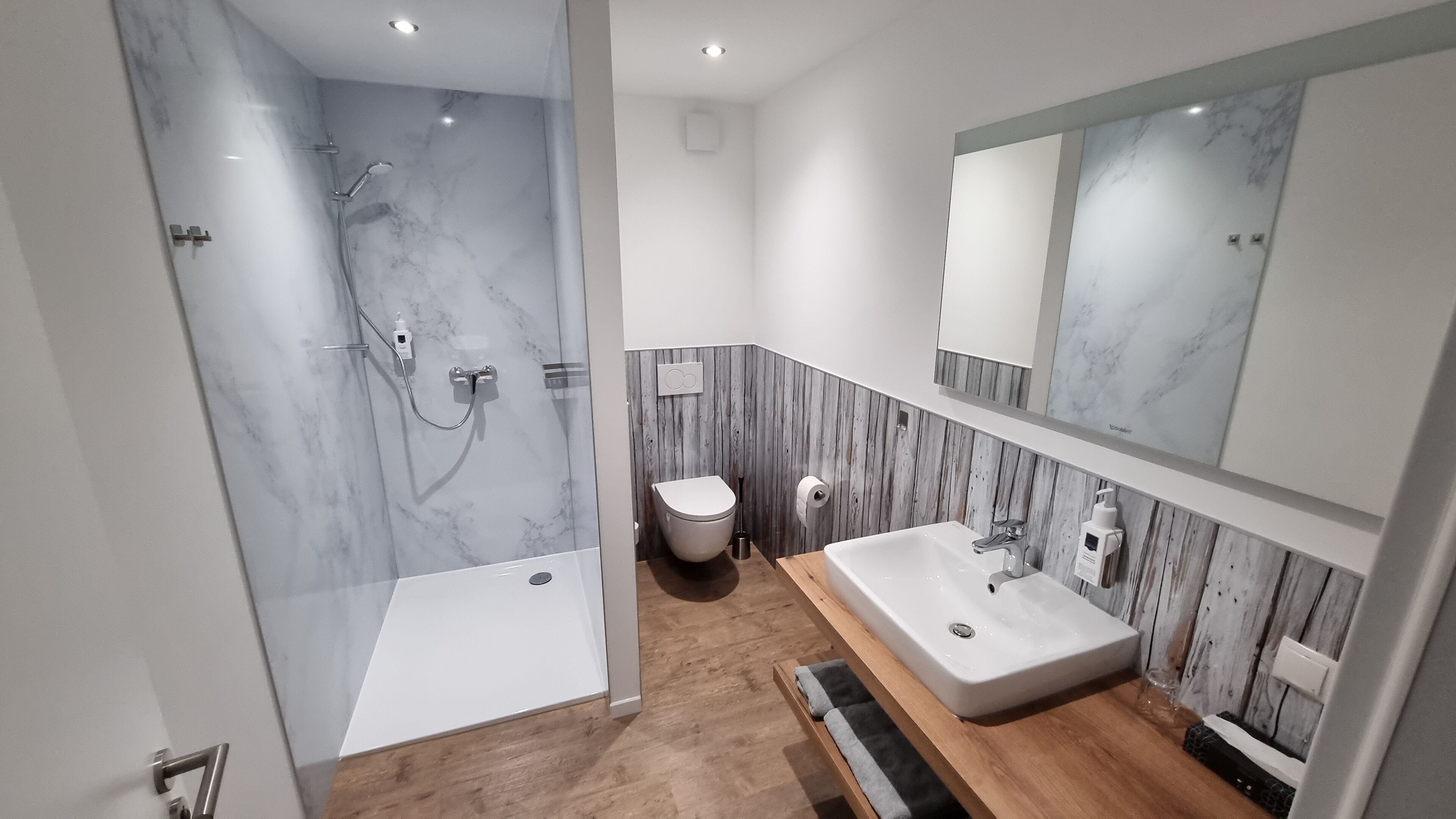 deluxe double room | bathroom | hair dryer, slippers, towels