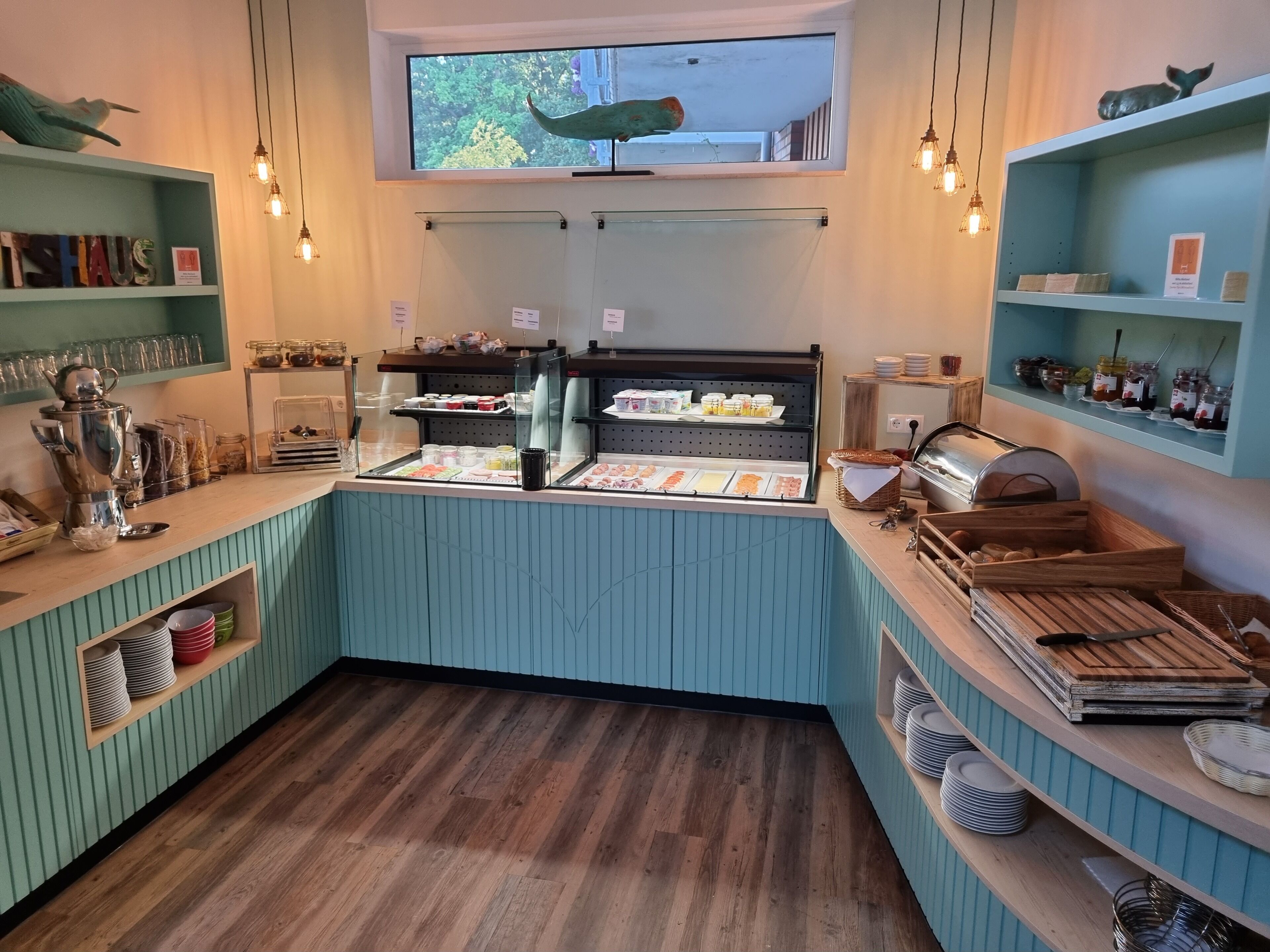 بوفيه فطور مجانًا يوميًا