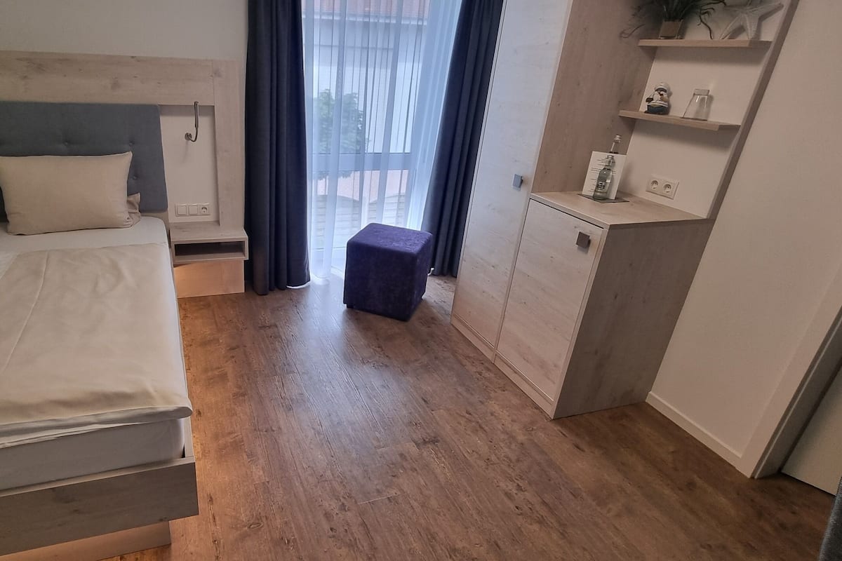 Deluxe eenpersoonskamer | Een kluis op de kamer, een bureau, gratis wifi, beddengoed