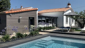 Een verwarmd zwembad