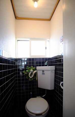 Habitación estándar | Baño | Bañera y ducha independientes y artículos de higiene personal gratuitos