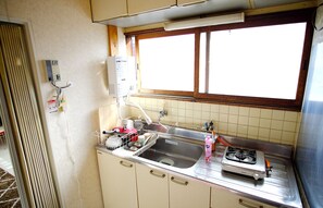 Habitación estándar | Cocina básica privada | Frigorífico, microondas, hervidor eléctrico y utensilios de cocina