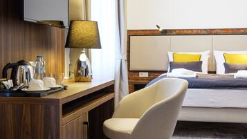 Caja fuerte, escritorio, cortinas opacas y tabla de planchar con plancha