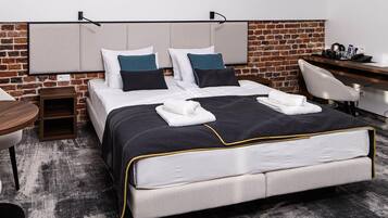 Caja fuerte, escritorio, cortinas opacas y tabla de planchar con plancha