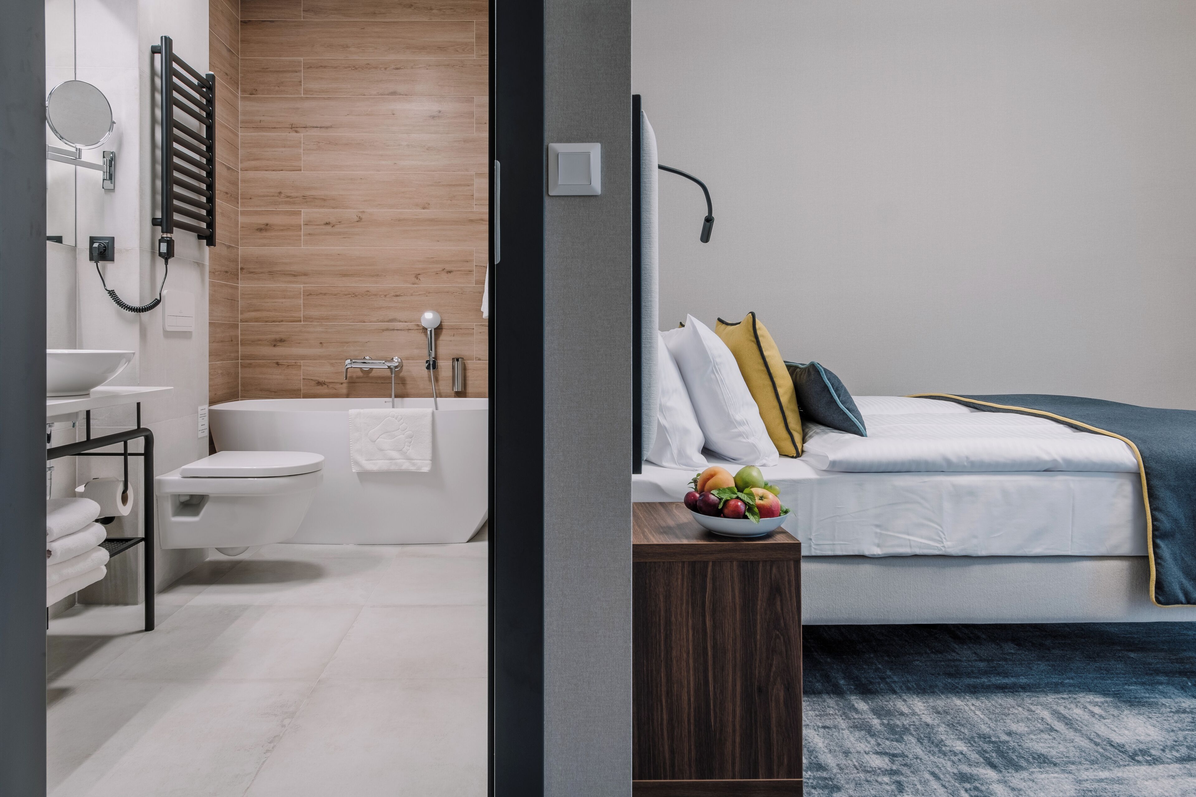 Habitación clásica doble | Caja fuerte, escritorio, cortinas opacas y tabla de planchar con plancha