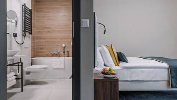 Habitación clásica doble | Caja fuerte, escritorio, cortinas opacas y tabla de planchar con plancha