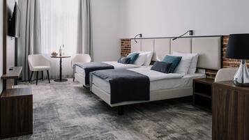 Caja fuerte, escritorio, cortinas opacas y tabla de planchar con plancha