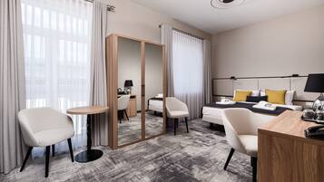 Caja de seguridad en la habitación, escritorio y cortinas blackout